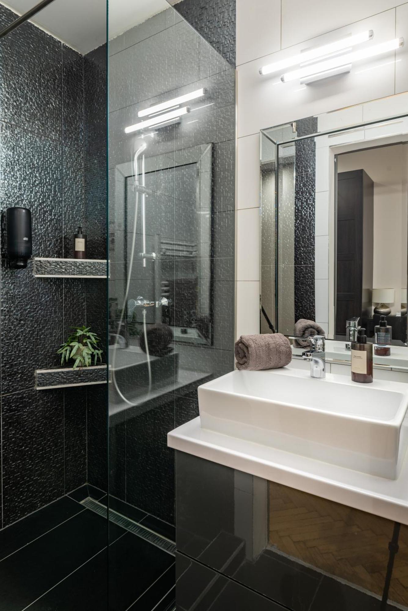 Chic Central 1Br Retreat Near New York Cafe With View Budapest Ngoại thất bức ảnh